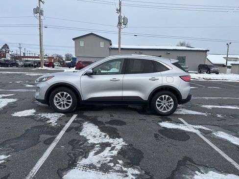 Used 2020 Ford Escape SE image 2