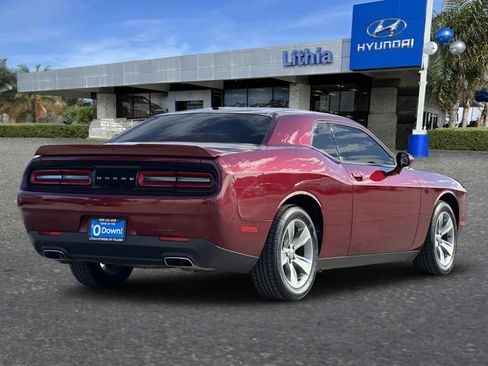Used 2019 Dodge Challenger SXT image 2