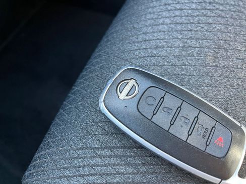 Used 2025 Nissan Rogue SV image 27