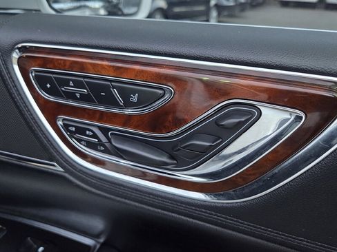 Used 2019 Lincoln Continental Select image 27