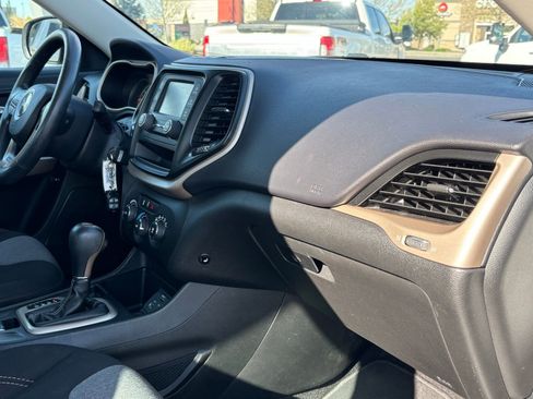 Used 2018 Jeep Cherokee Sport FWD image 23
