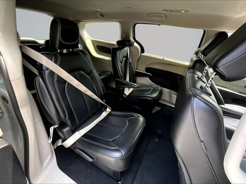 Used 2024 Chrysler Pacifica Touring-L FWD image 23