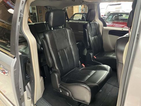 Used 2015 Chrysler Town & Country Limited Platinum FWD image 26