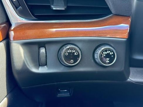 Used 2018 Cadillac Escalade ESV Premium Luxury w/ LPO, Radiant Package AWD/4WD image 38
