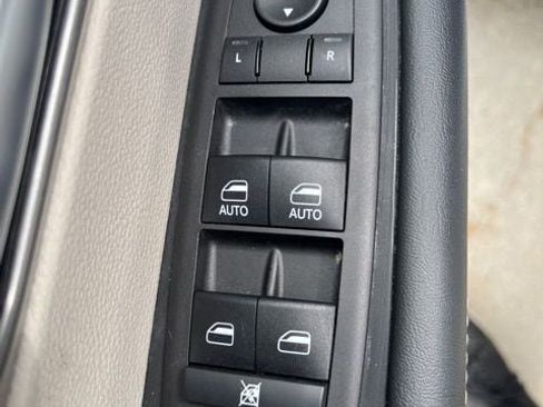 Used 2024 Chrysler Pacifica Touring-L image 17