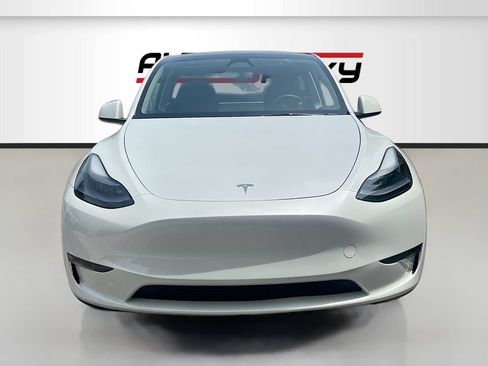 Used 2024 Tesla Model Y Long Range RWD image 2