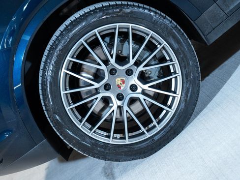 Certified 2023 Porsche Cayenne S Platinum AWD/4WD image 11