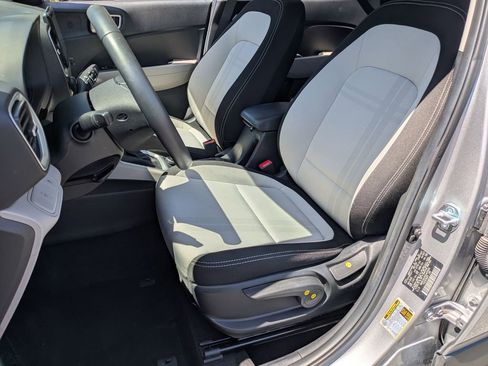 Used 2025 Hyundai Venue SEL FWD image 14