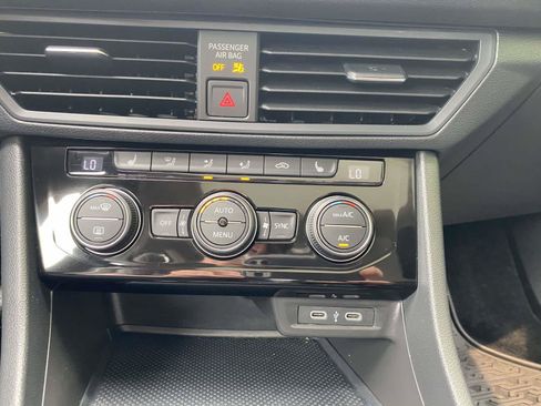 Used 2023 Volkswagen Jetta SE FWD image 17