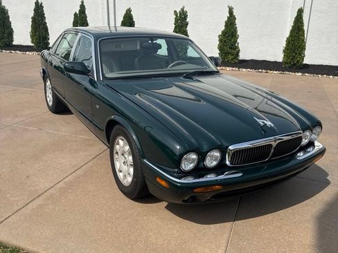 Used 1998 Jaguar XJ8 RWD image 1