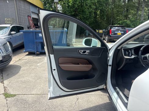 Used 2020 Volvo XC60 T5 Inscription w/ Protection Package FWD image 11