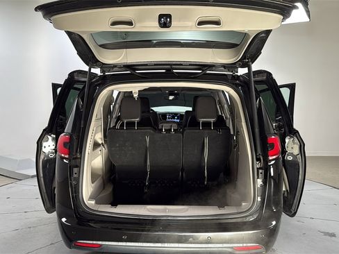 Used 2024 Chrysler Pacifica Touring-L image 16