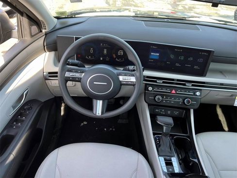 Certified 2025 Hyundai Tucson SE image 12