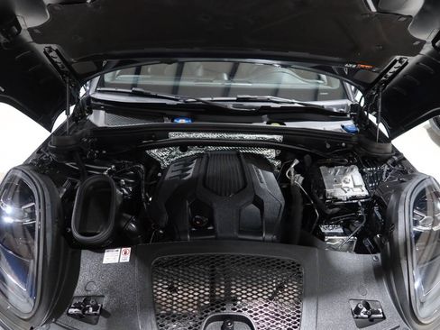 Used 2024 Porsche Macan AWD/4WD image 9