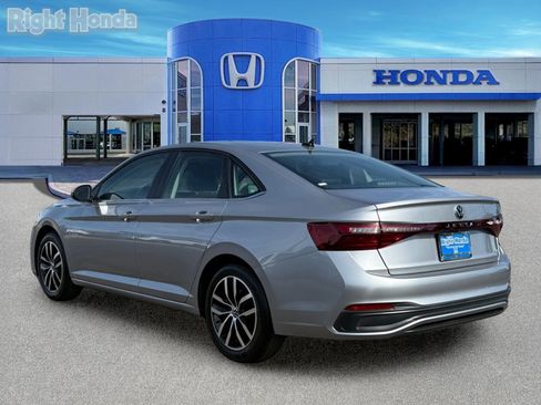 Used 2025 Volkswagen Jetta SE FWD image 4