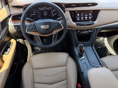 Used 2018 Cadillac XT5 Platinum w/ Driver Assist Package AWD/4WD image 13