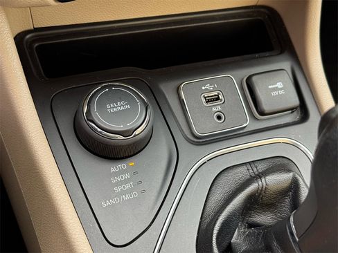 Used 2019 Jeep Cherokee Latitude w/ Popular Appearance Group image 29