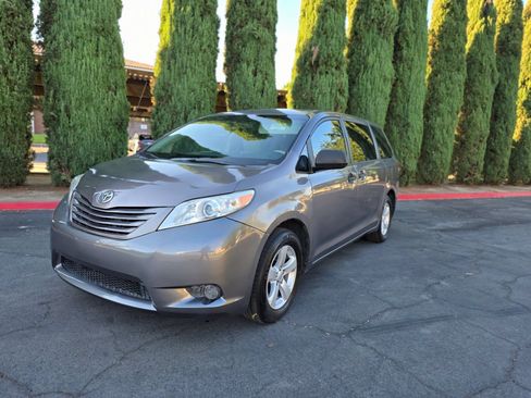 Used 2013 Toyota Sienna L w/ Towing Pkg FWD image 49