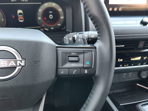Used 2025 Nissan Rogue SL AWD/4WD image 28