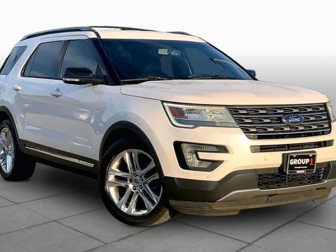 Used 2017 Ford Explorer XLT w/ Equipment Group 202A FWD image 3