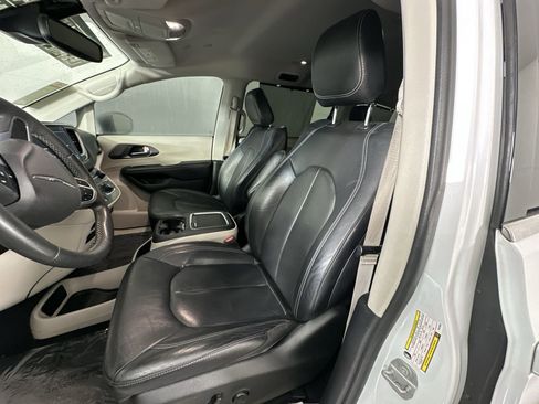 Used 2022 Chrysler Pacifica Touring-L image 15