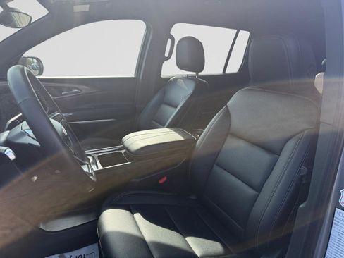 Used 2025 Chevrolet Traverse LT image 9