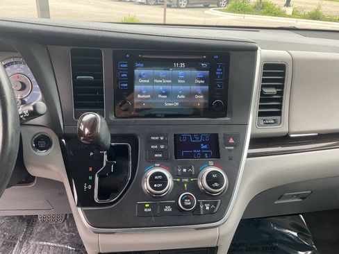 Used 2015 Toyota Sienna XLE FWD image 21