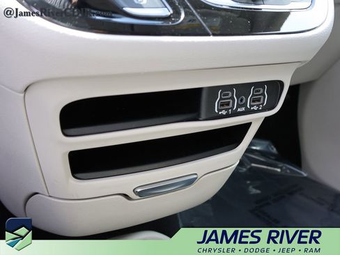Used 2024 Chrysler Pacifica Touring-L FWD image 37