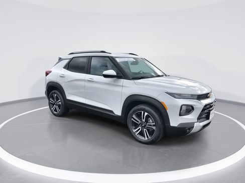 Used 2023 Chevrolet TrailBlazer LT FWD image 2