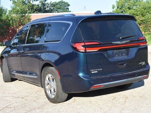 Used 2021 Chrysler Pacifica Limited w/ Uconnect Theater Family Group AWD/4WD image 5