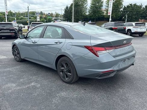 Used 2022 Hyundai Elantra SEL w/ Convenience Package FWD image 4