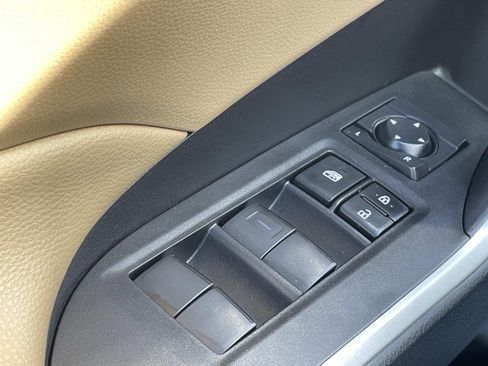 Used 2021 Toyota RAV4 LE FWD image 16