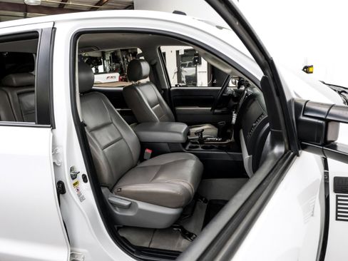 Used 2010 Toyota Tundra 4x4 CrewMax image 36