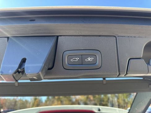 Used 2025 Volvo XC60 B5 Ultra w/ Protection Package Premier image 33