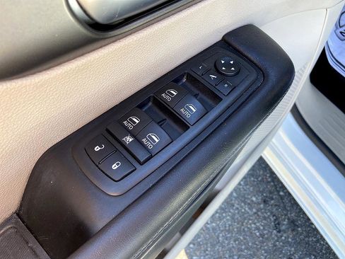 Used 2018 Chrysler Pacifica Limited image 10