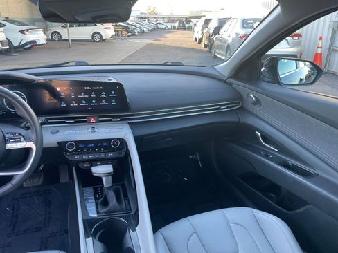 Used 2025 Hyundai Elantra Limited image 35