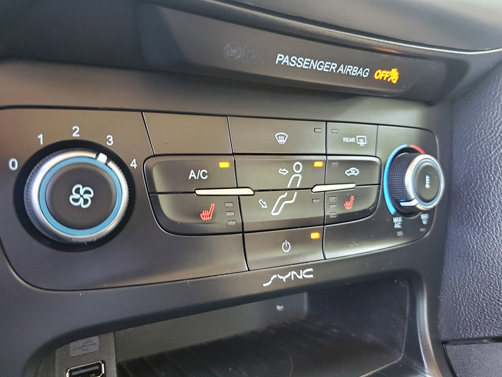 Used 2015 Ford Focus SE w/ SE Cold Weather Package FWD image 22
