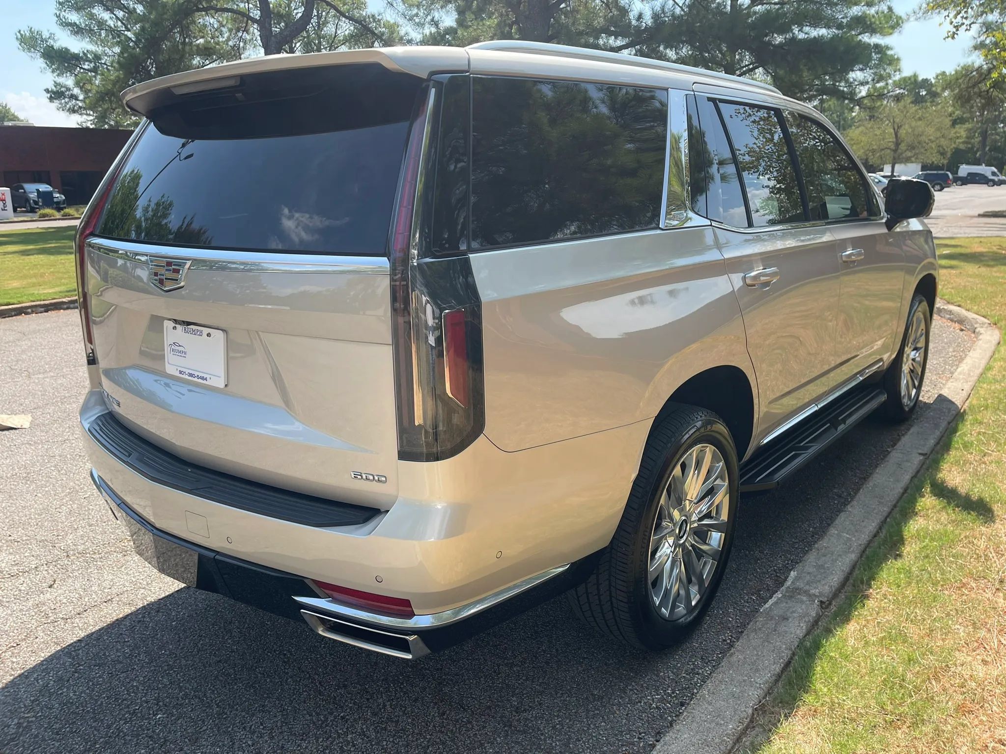 Used 2023 Cadillac Escalade Premium Luxury AWD/4WD image 5
