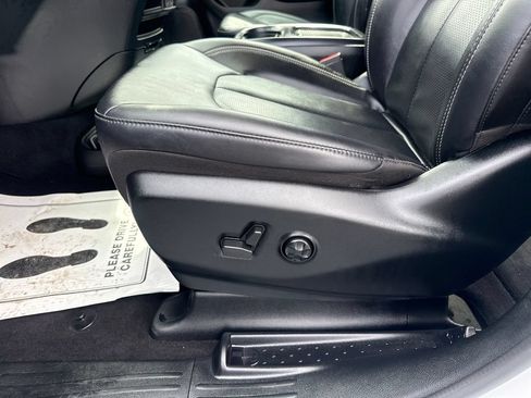 Used 2024 Chrysler Pacifica Touring-L w/ S Appearance Package AWD/4WD image 31