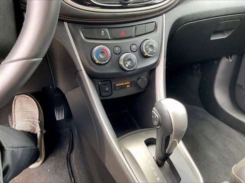 Used 2018 Chevrolet Trax LT w/ LT Convenience Package AWD/4WD image 26