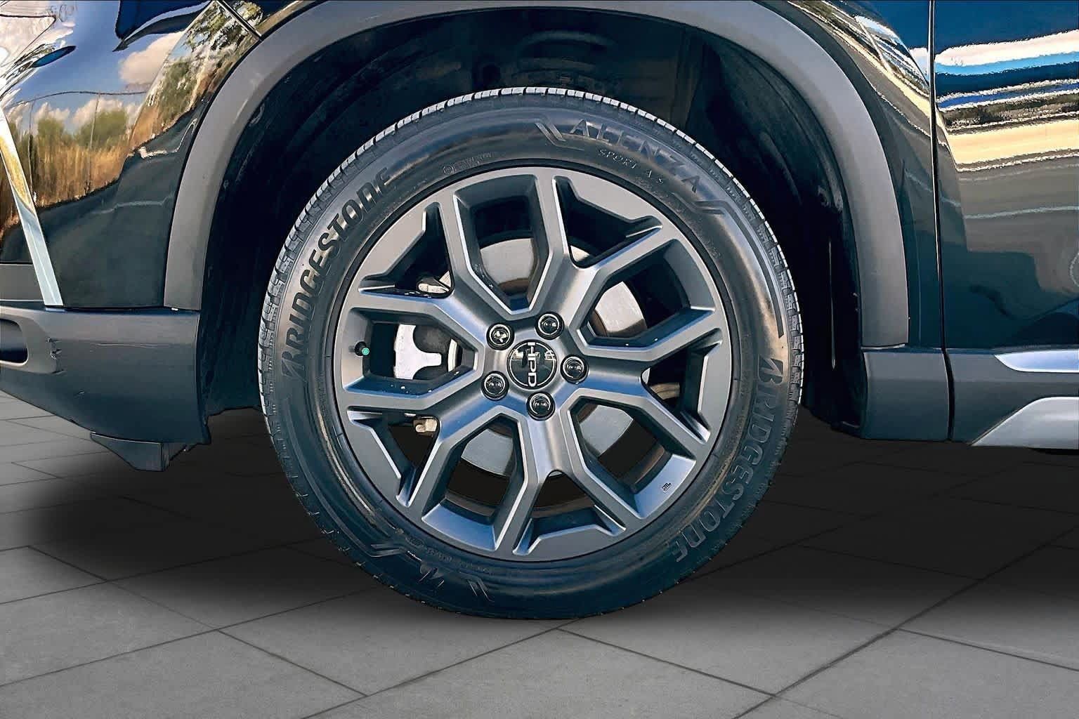Used 2024 Honda Pilot Touring image 10