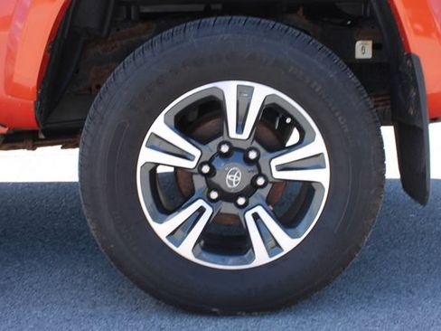 Used 2017 Toyota Tacoma TRD Off-Road AWD/4WD image 33