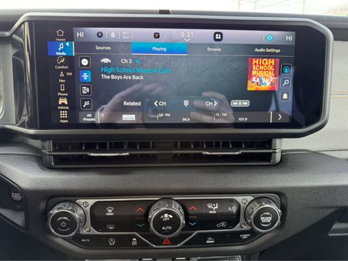 Used 2025 Jeep Gladiator Sport image 17