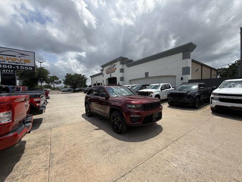 Used 2025 Jeep Grand Cherokee Limited w/ Black Appearance Package AWD/4WD image 45