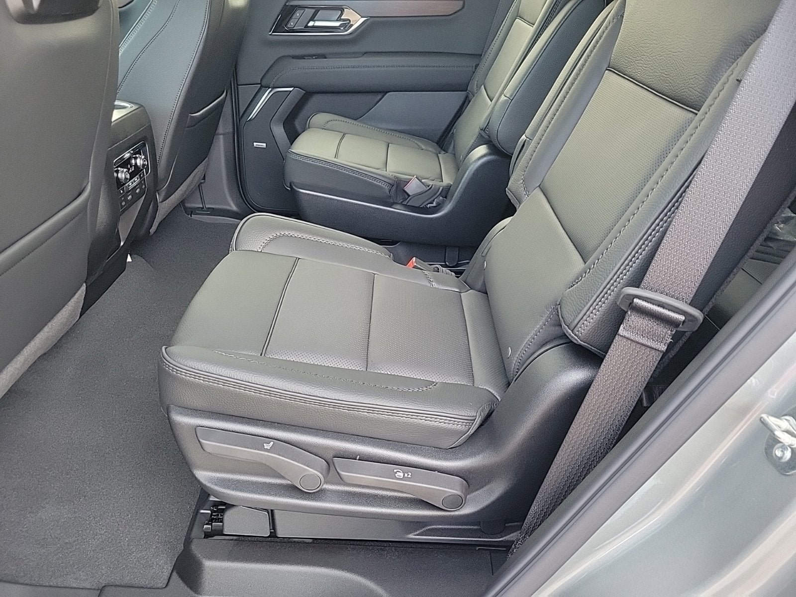 New 2026 GMC Yukon Denali w/ Denali Reserve Package AWD/4WD image 11