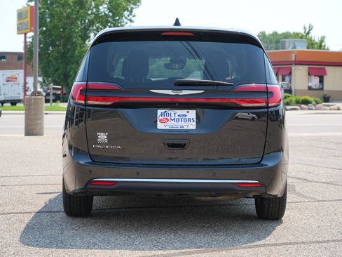 Used 2024 Chrysler Pacifica Touring-L FWD image 4