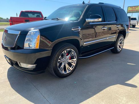 Used 2011 Cadillac Escalade Luxury RWD image 3