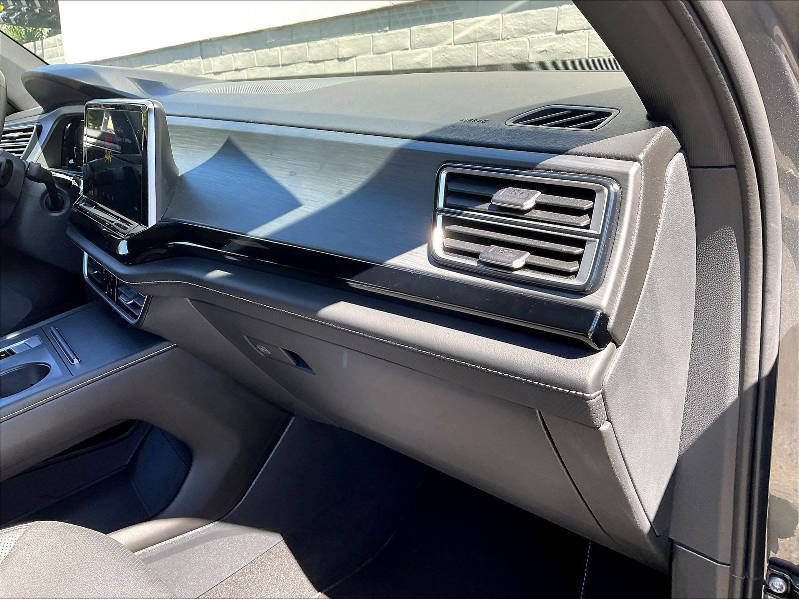 Certified 2024 Volkswagen Atlas Cross Sport SE FWD image 16