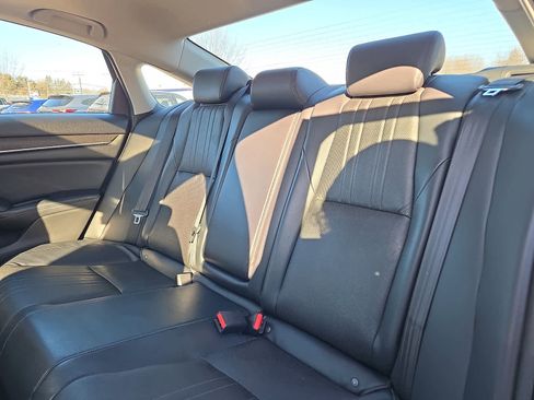 Used 2018 Honda Accord Touring image 12