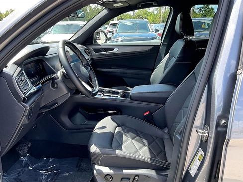 Certified 2025 Volkswagen Atlas Cross Sport SE FWD image 21